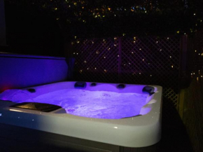 The Gathering @ Liver House - Hot Tub - Near Liverpool - Sleeps Up To 20